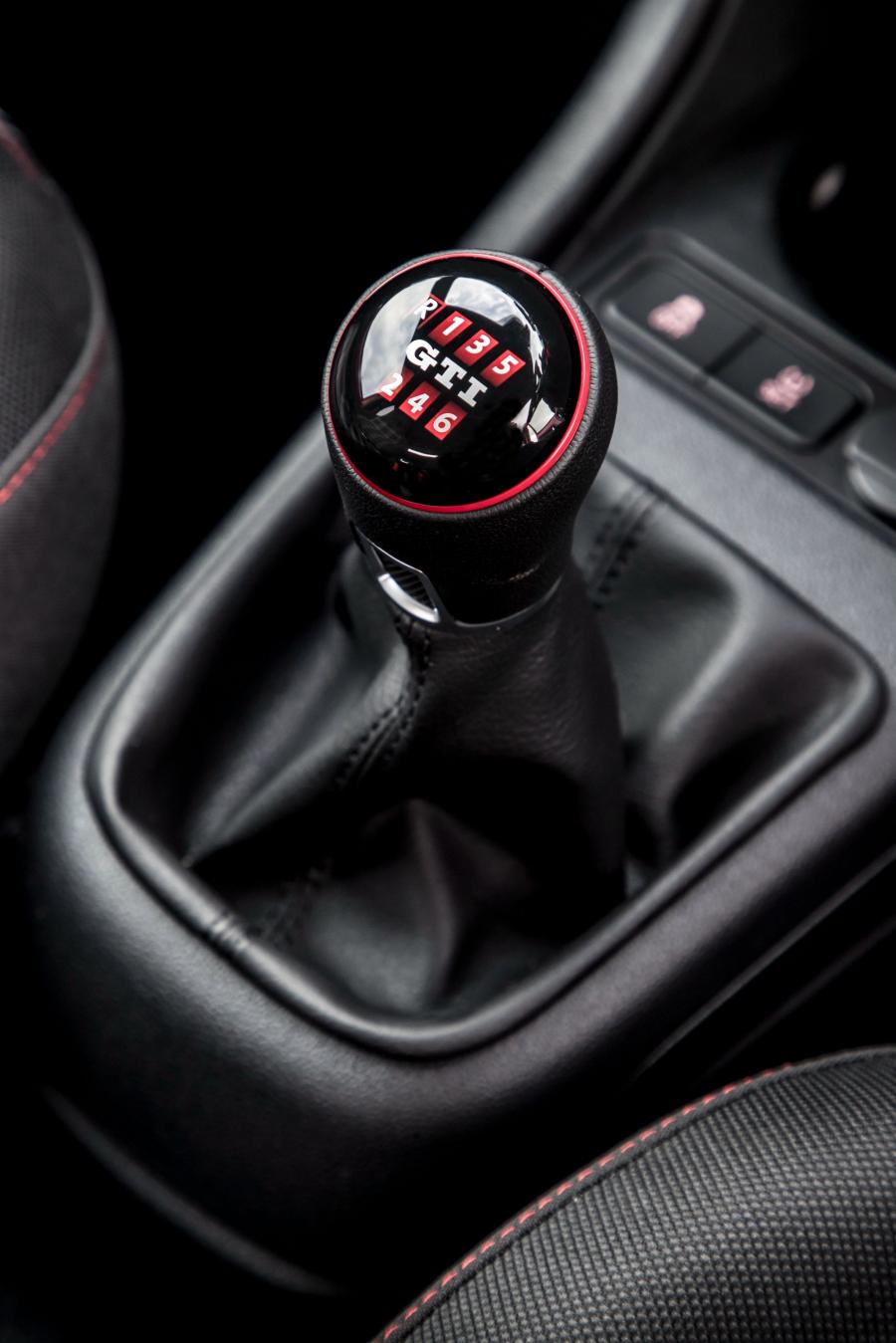 Детали интерьера Volkswagen up! GTI 2018 года  (UK) (фото 16 из 36)